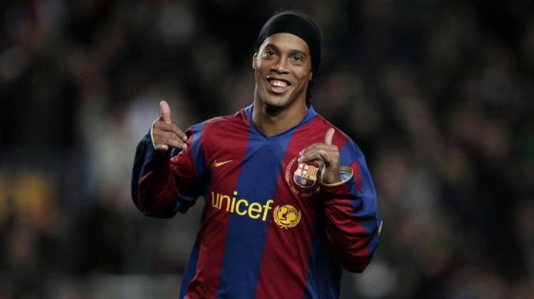 El jugador brasileño Ronaldinho vistiendo la casaca del FC Barcelona.   Foto: Fox Sports