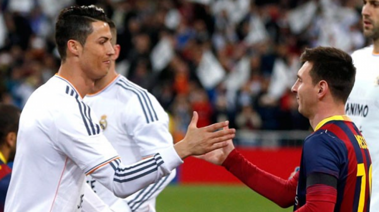 Cristiano Ronaldo y Lionel Messi en un saludo.