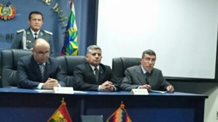 El ministro Reymi Ferreira posesionó al general José Luis Begazo como nuevo Viceministro de Defensa. Foto: Ministerio de Defensa