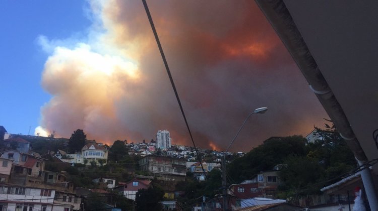 Declaran alerta roja por incendio en Valparaíso. Foto: Alexis Arayapresmita