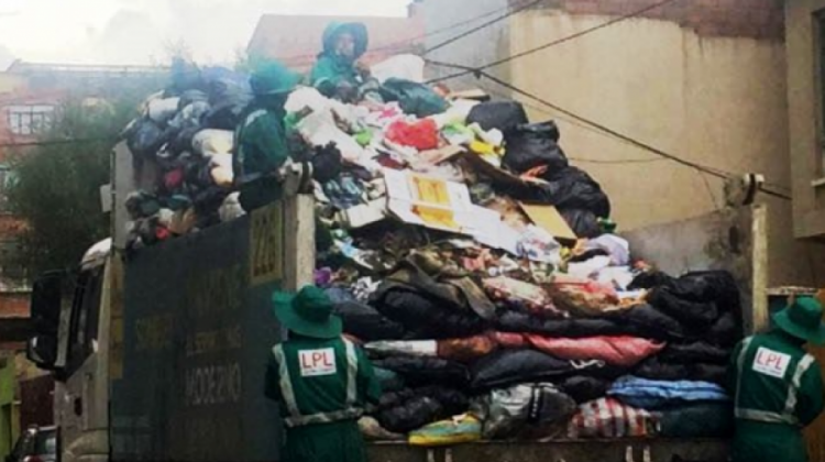 La Paz Limpia recoge la basura en antiguas volquetas y no en camiones compactadores. Foto: Archivo.