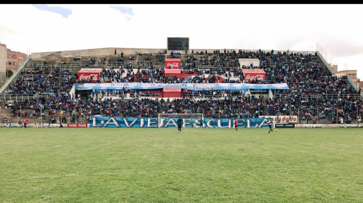 Los hinchas celestes llenaron la tribuna del estadio Libertador Simón Bolívar de Tembladerani.   Foto: @Bolivar_Oficial