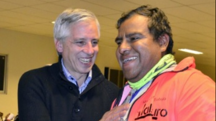 El vicepresidente Álvaro García Linera y el corredor cochabambino Danny Nogales.   Foto: @VPEP_Bol