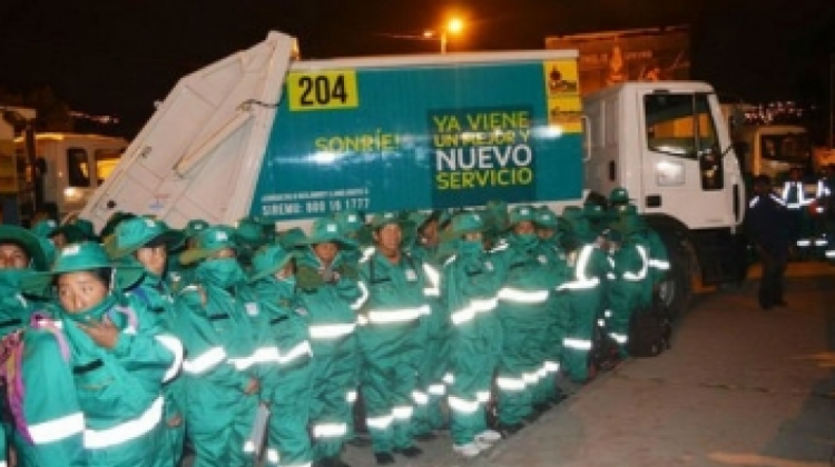Trabajadores de LPL durante la presentación del servicio. Foto: Alcaldía de La Paz.