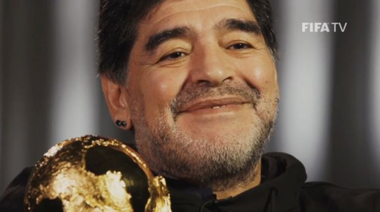 Diego Armando Maradona junto al trofeo de la Copa del Mundo.   Foto: Captura