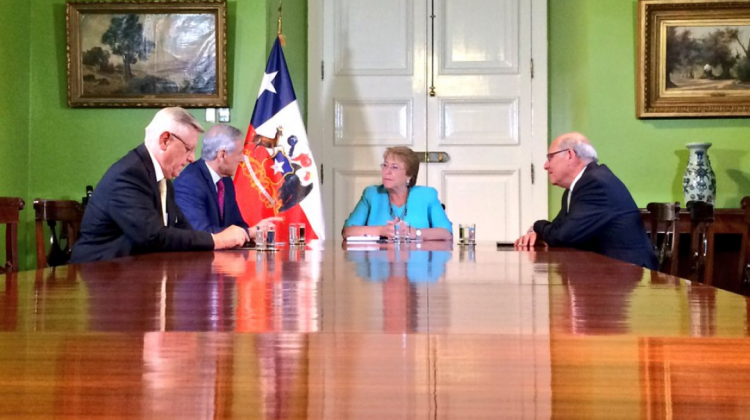Michel Bachelet reunida con su equipo para la demanda marítima boliviana. Foto: Presidencia de Chile.