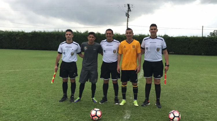 El capitán atigrado Pablo Escobar posa para la foto junto a los jueces del cotejo y el capitán del Zulia FC.  Foto: Facebook  Club The Strongest