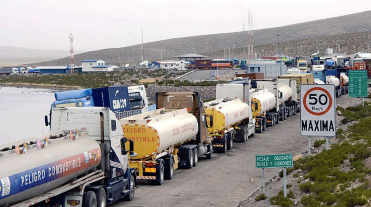 Transporte pesado parado en carretera al puerto de Arica (archivo). Foto ASPB