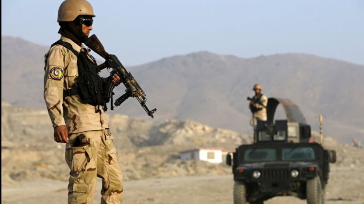 Policías afganos patrullan una zona cercana a Kabul.