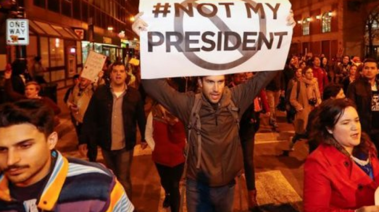 Protestas contra Trump (archivo). El letrero señala: "No es mi Presidente".