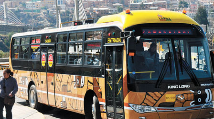 Un bus Pumakataria hace su recorrido en las calles de La Paz.