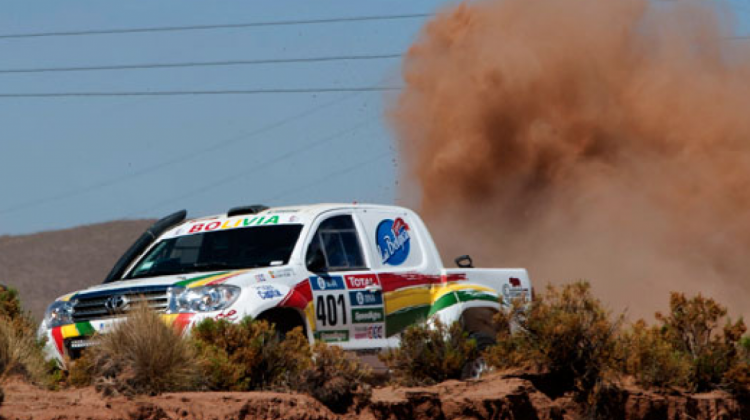 La Toyota Hilux del cruceño Rodrigo Gutiérrez en una anterior edición del Dakar    Foto: ABI