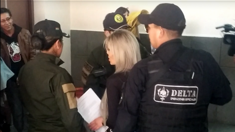 Gabriela Zapata custodiada por efectivos policiales en juzgados de La Paz. Foto: ANF