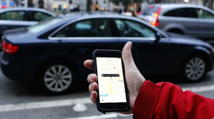 El servicio de Uber se basa en una plataforma a la que se accede mediante el teléfono.