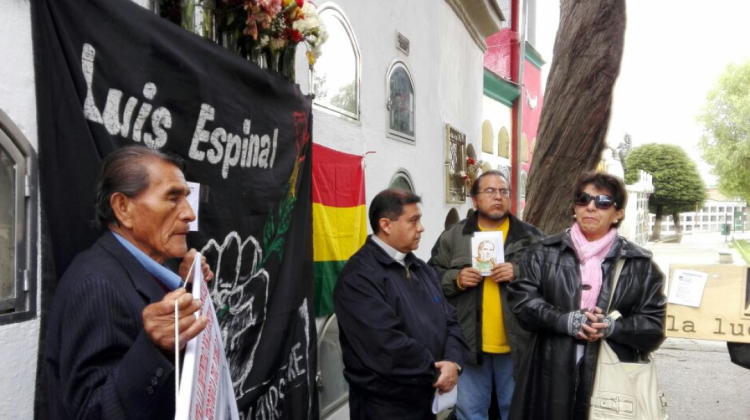 Jesuitas y activistas llevaron a cabo una vigilia en el nicho del padre Luis Espinal, este lunes: Foto. ANF