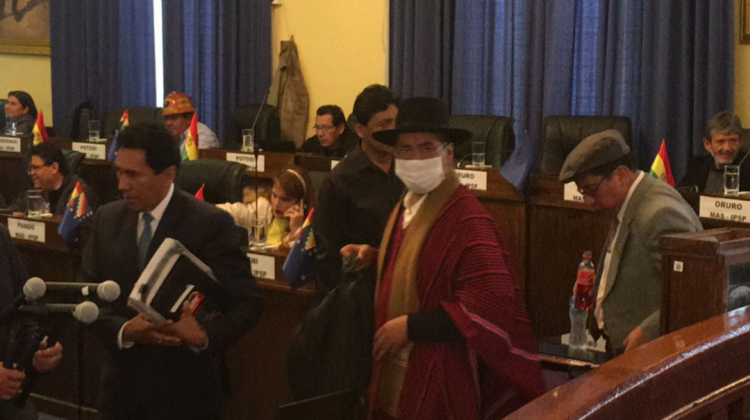 Gualberto Cusi junto a sus abogados en el Senado cuando la audiencia se suspendió hasta el 17 de enero. Foto: UD