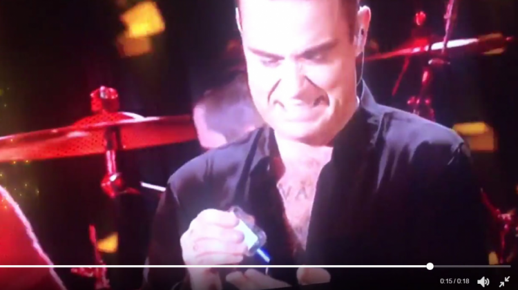 Robbie Williams en el momento en que se desinfecta sus manos. (Captura de pantalla)