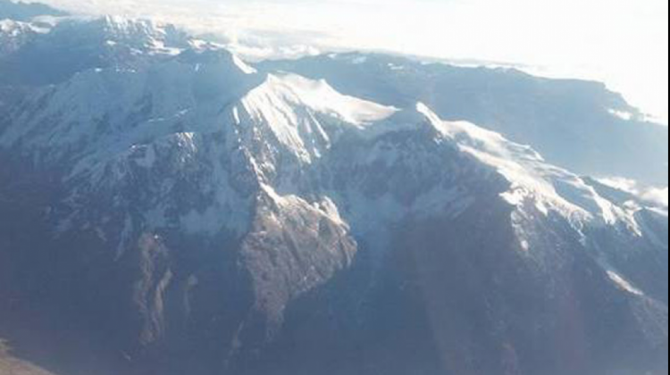 El nevado del Illimani visto desde un ángulo superior. Foto: Comité de Defensa del Illimani