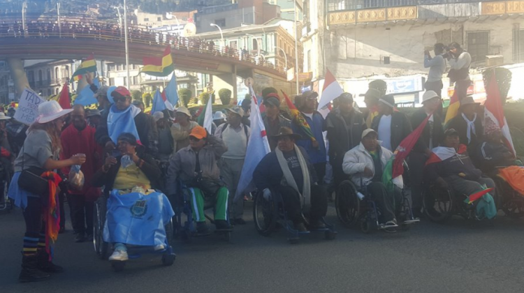 Las personas con discapacidad realizaron una movilización nacional exigiendo el pago de un bono de Bs 500. Foto: ANF