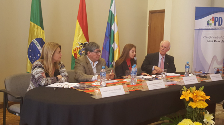 Raymundo Santos Rocha, embajador de Brasil (derecha) con la ministra de Planificación de Bolivia, Mariana Prado (centro). Foto ANF