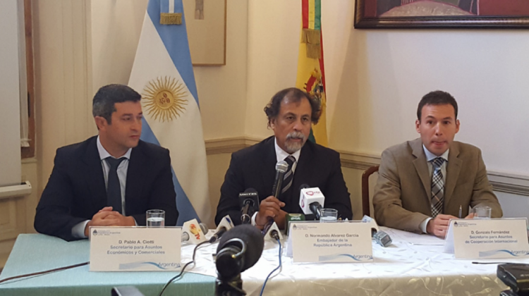 Normando Álvarez, embajador de Argentina en Bolivia (centro) junto a sus dos consejeros de cooperación y negocios. Foto: ANF