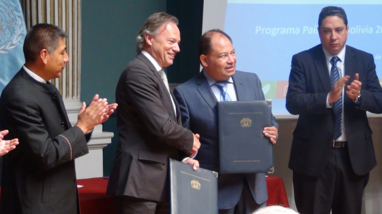El acto de la firma del acuerdo marco entre UNODC y Bolivia. Foto: @MindeGobierno