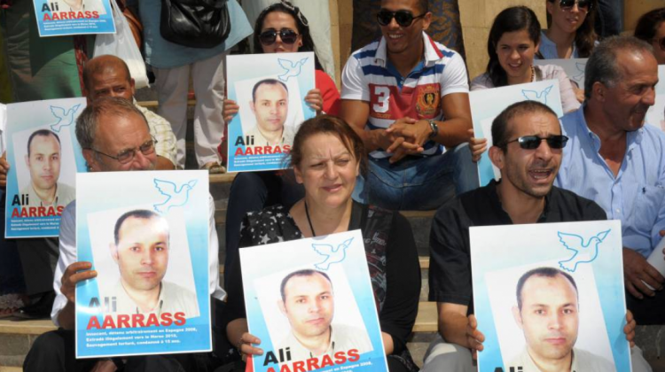 Manifestantes en apoyo de Ali Aarrass al inicio del juicio en Sale (Marruecos) en 2012. Foto: AFP