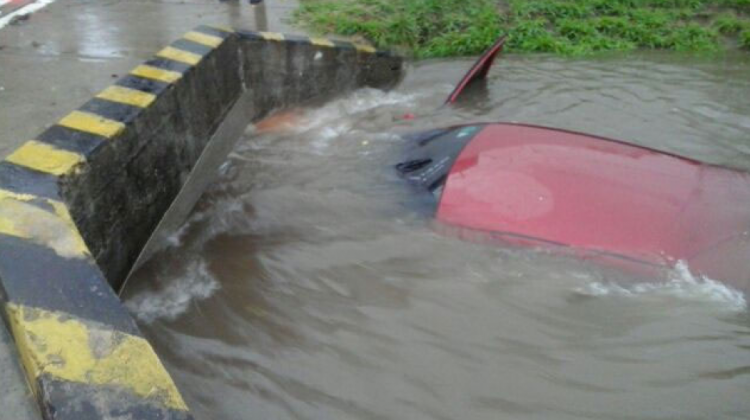 Un vehículo cayó a un canal y luego fue arrastrado por la fuerza del agua. Foto: WP/PeriodistasBolivia