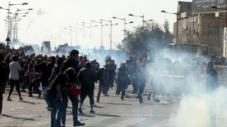 Manifestantes tratan de huir del gas lacrimógeno.    Foto: noticiasrcn.com