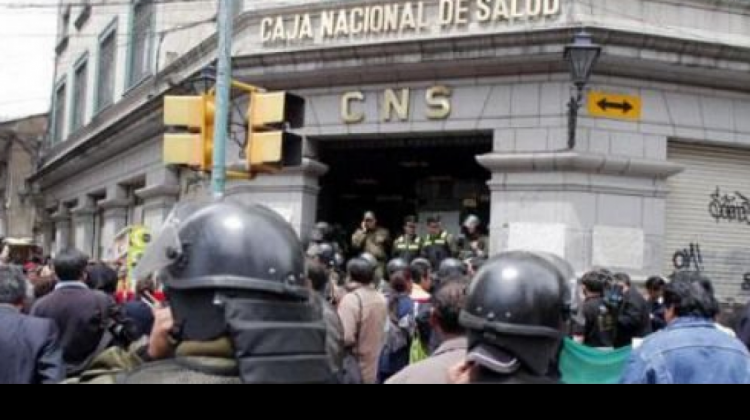 Protestas frente a uno de los edificios de la Caja Nacional de Salud (CNS) en La Paz.