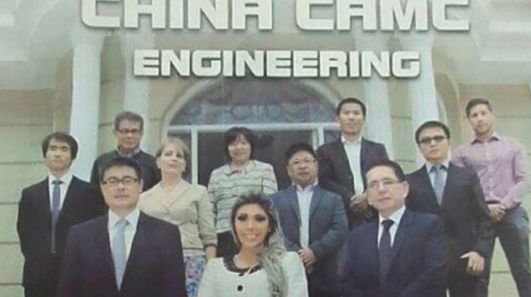 La portada de la separata de CAMC en la que aparece Gabriela Zapata junto a ejecutivos chinos.