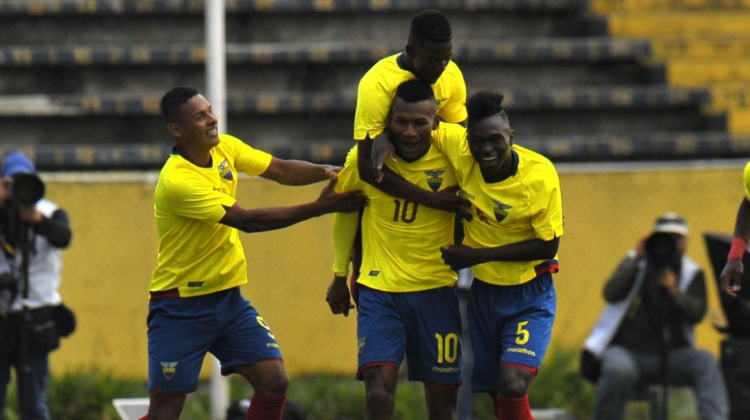 Los ecuatorianos festejan uno de los tres tantos que consiguieron ante Colombia.  Foto: @CONMEBOL