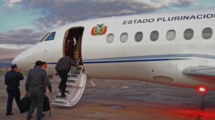 Evo Morales subiendo al avión presidencial. Foto de archivo: ABI.