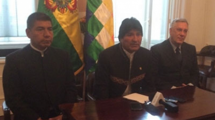 El canciller Fernando Huanacuni, el presidente Evo Morales y el embajador  Eduardo Rodríguez en La Haya. Foto: Abi.