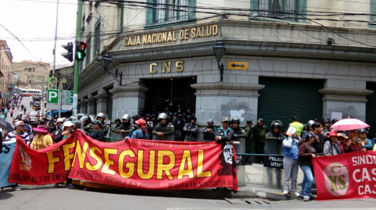 Trabajadores protestan a las afueras de la Caja Nacional de Salud (CNS).     Foto: ANF