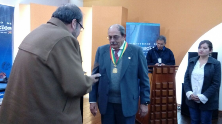 Ministerio de Educación, reconocío la labor del padre Rafael García Mora . Foto: ANF
