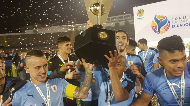 Los charrúas levantan el trofeo del Sudamericano Sub-20.   Foto: @CONMEBOL