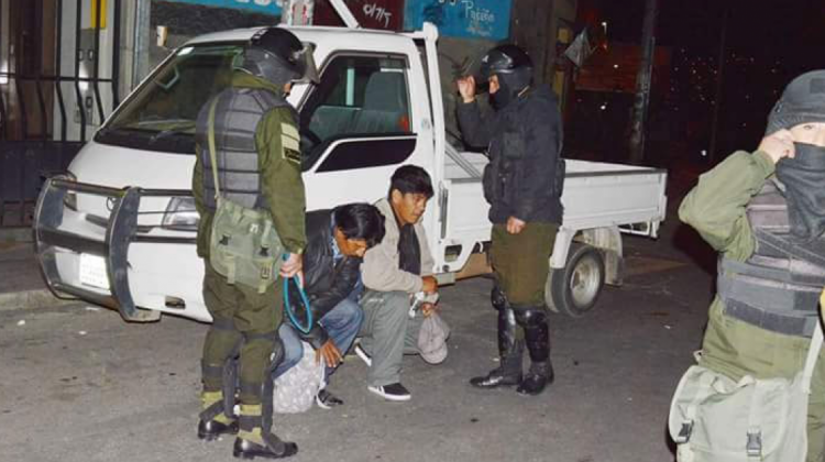 Dos de los 43 cocaleros detenidos anoche en La Paz. Foto: Juan Apaza.