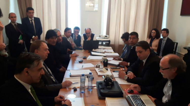 Reunión de autoridades bolivianas y el equipo jurídico en La Haya. Foto: @Canal_BoliviaTV