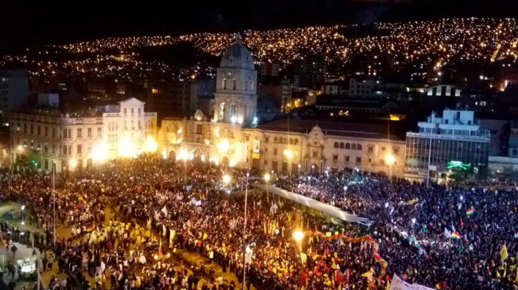 La masiva concentración en la plaza de San Francisco de La Paz.   Foto: R. Pereira