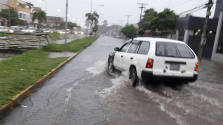 Las lluvias anegan una vía en la ciudad de Santa Cruz.