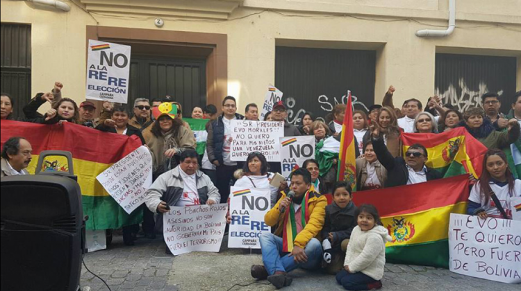 Comunidad boliviana en España en puertas del Consulado en Madrid. Foto: Plataforma del No