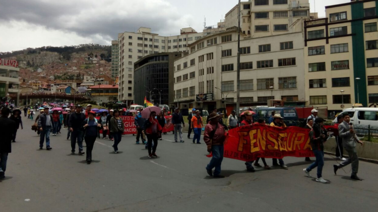 Marcha de los trabajadores de la CNS por el centro paceño. Foto: ANF.