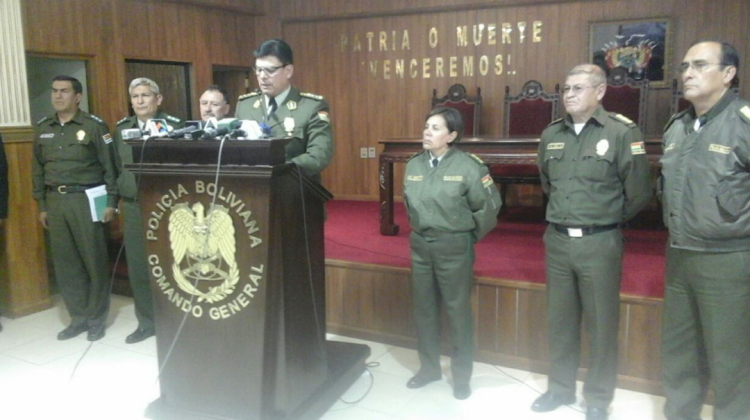Rino Salazar (centro), comandante policial, rodeado de jefes de la institución. Foto: Ministerio de Gobierno.