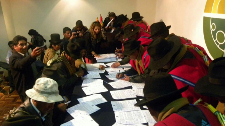 Las partes en conflicto firman el acuerdo.   Foto: Defensoría del Pueblo
