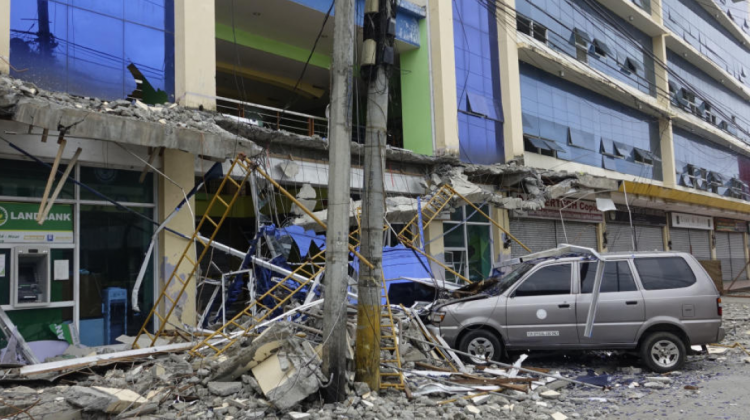 Uno de los edificios afectados en la ciudad de Surigao.   Foto: univision.com