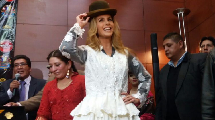 La artista mexicana con la vestimenta de la chola paceña. Foto: @LuceroNews