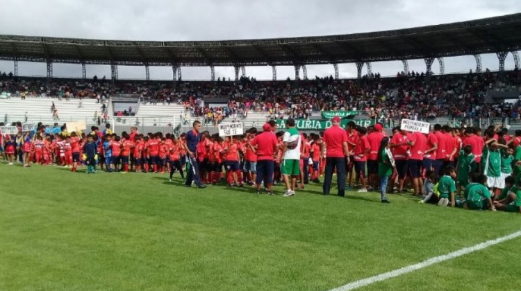 Equipos de la región chaqueña se dan cita en la inauguración del Estadio Provincial de Yacuiba. Foto: ABI