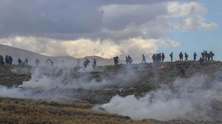Los enfrentamientos entre policías y mineros cooperativistas en la localidad de Mantecani.