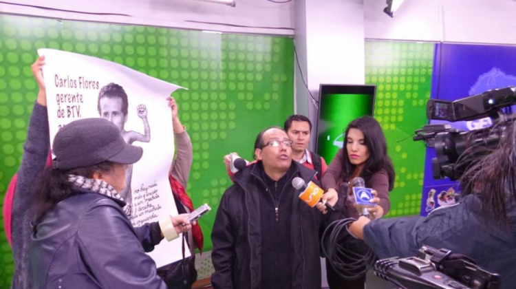 Colectivo feministra ingresó hasta los estudios del canal estatal Bolivia Tv . Foto: Maria Galindo